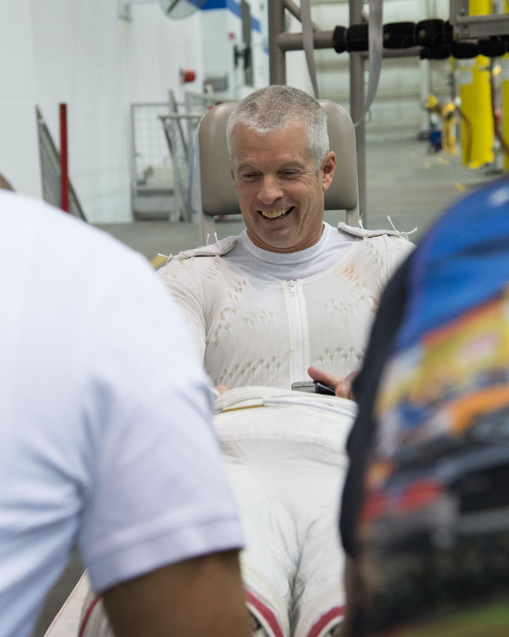 PHOTO DATE: 04-23-13 LOCATION: NBL - Pool Topside SUBJECT: Astronaut Expedition 39/40 (Soyuz 38) astronaut Steve Swanson during ISS Maintenance EVAAT at the NBL. PHOTOGRAPHER: BILL STAFFORD