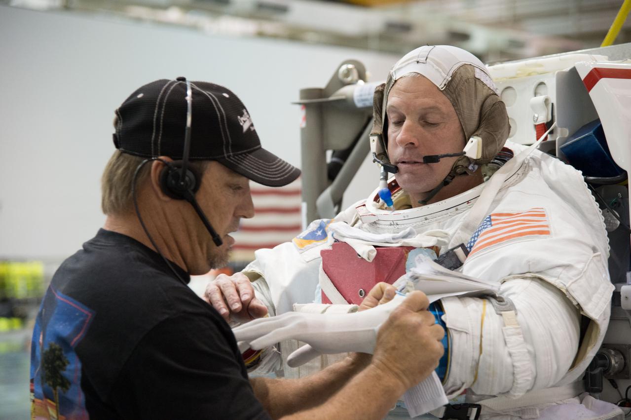 PHOTO DATE:  04-23-13 LOCATION:  NBL - Pool Topside  SUBJECT: Astronaut Expedition 39/40 (Soyuz 38) astronaut Steve Swanson during ISS Maintenance EVAAT at the NBL. PHOTOGRAPHER:  BILL STAFFORD