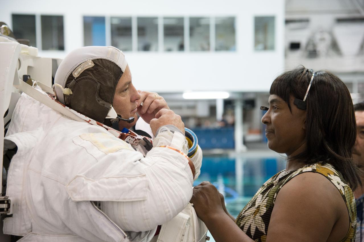 PHOTO DATE:  04-23-13 LOCATION:  NBL - Pool Topside  SUBJECT: Astronaut Expedition 39/40 (Soyuz 38) astronaut Steve Swanson during ISS Maintenance EVAAT at the NBL. PHOTOGRAPHER:  BILL STAFFORD