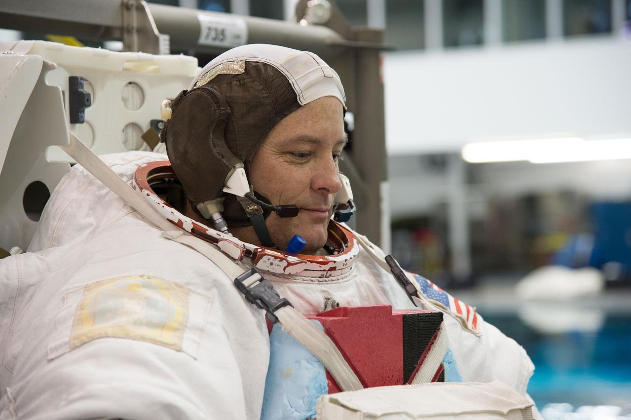 PHOTO DATE: 04-23-13 LOCATION: NBL - Pool Topside SUBJECT: Astronaut Expedition 39/40 (Soyuz 38) astronaut Steve Swanson during ISS Maintenance EVAAT at the NBL. PHOTOGRAPHER: BILL STAFFORD