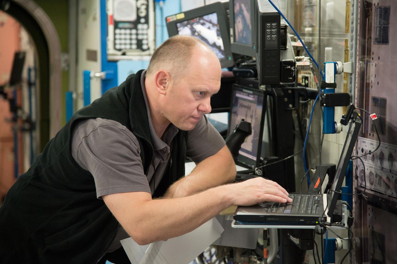 PHOTO DATE: 29 April 2013 LOCATION: Bldg. 9NW, Space Vehicle Mockup Training Facility - ISS Mockups SUBJECT: Expedition 39/40 (Soyuz 38) crew members, Steve Swanson, Alexander Skvortsov and Oleg Artemiev during Routine Ops sim in the ISS mockups at the Johnson Space Center. 