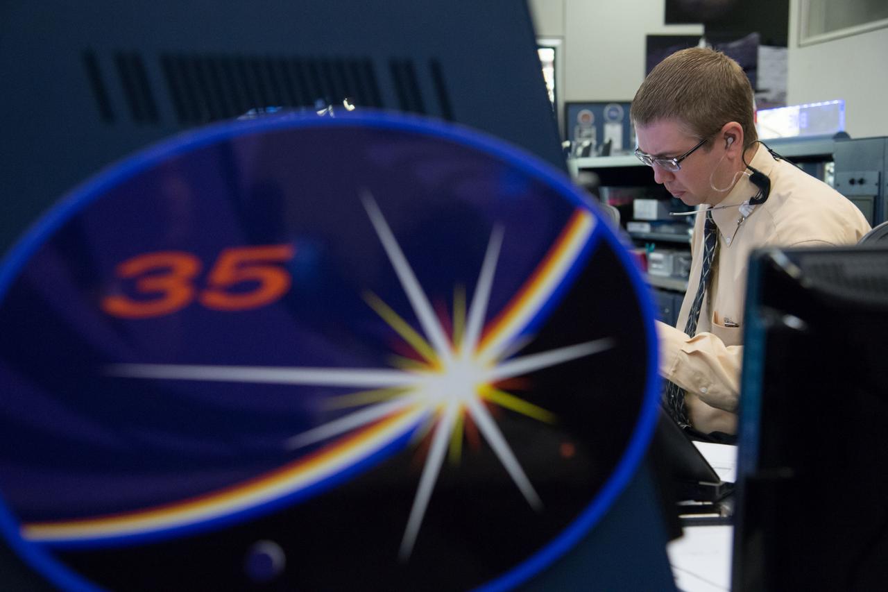 PHOTO DATE: 5-11-13 LOCATION: Bldg. 30 - FCR-1 (30M/231) & 7 SUBJECT: Expedition 35 flight controllers during EVA to fix ammonia leak. PHOTOGRAPHER: Lauren Harnett