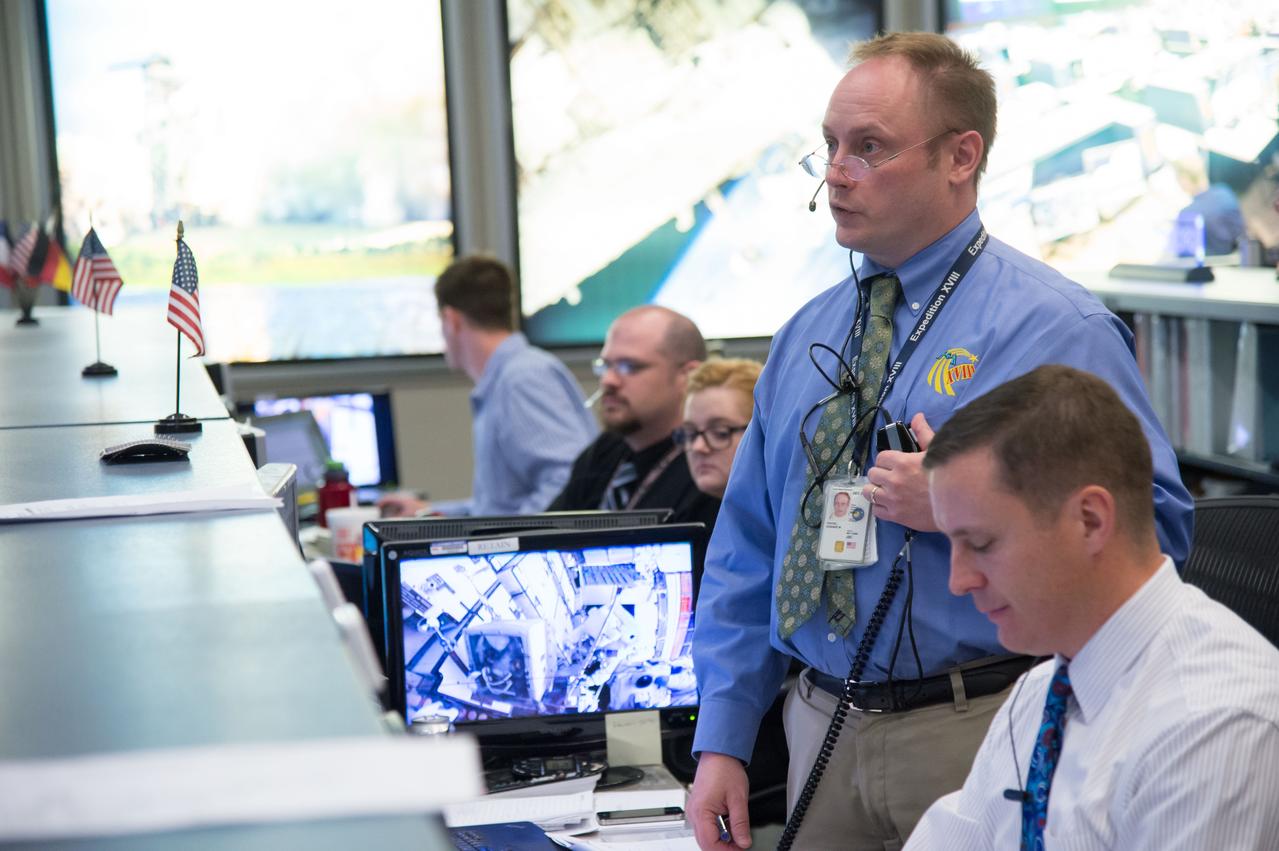 PHOTO DATE: 5-11-13 LOCATION: Bldg. 30 - FCR-1 (30M/231) & 7 SUBJECT: Expedition 35 flight controllers during EVA to fix ammonia leak. PHOTOGRAPHER: Lauren Harnett