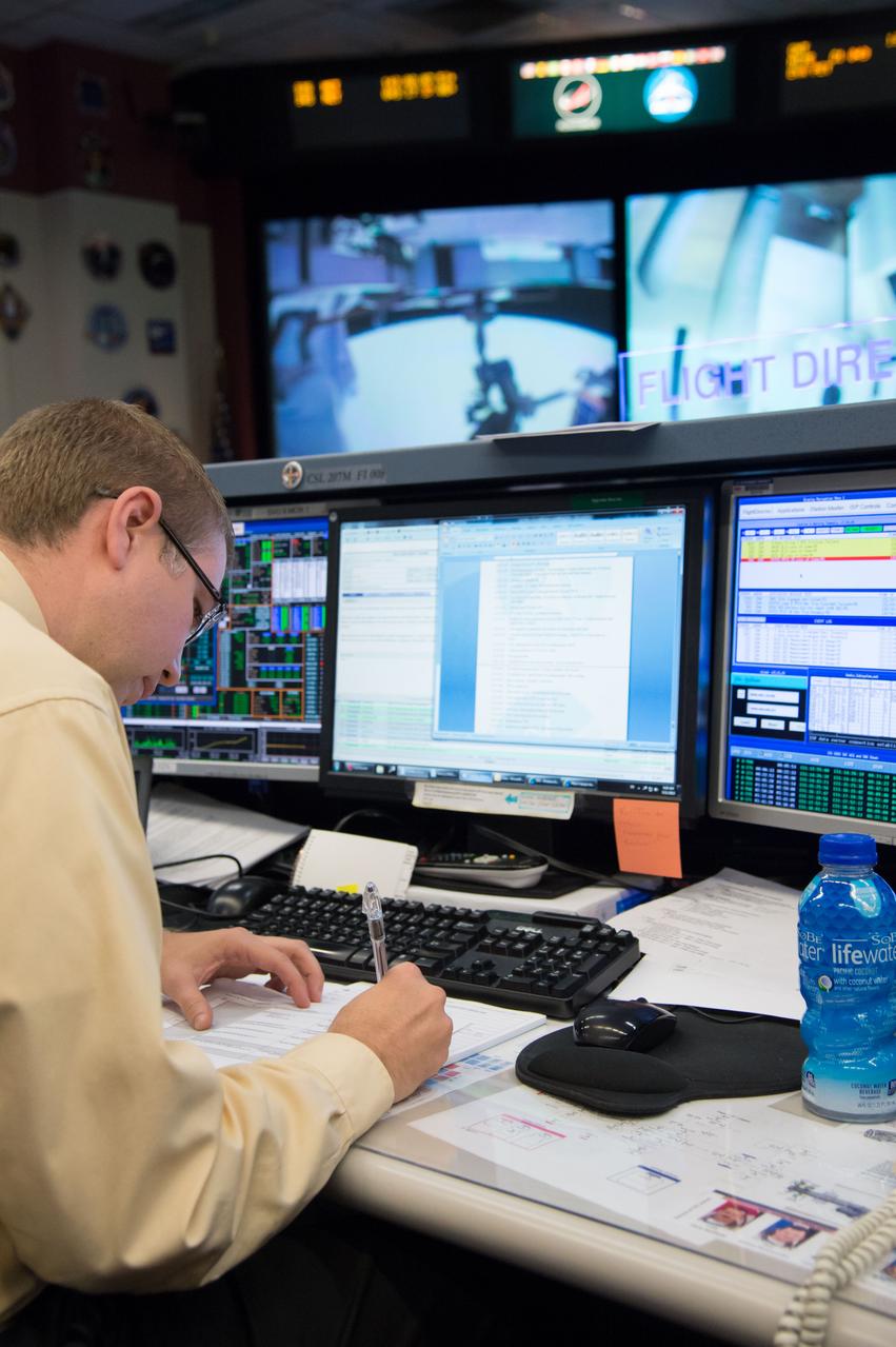 PHOTO DATE: 5-11-13 LOCATION: Bldg. 30 - FCR-1 (30M/231) & 7 SUBJECT: Expedition 35 flight controllers during EVA to fix ammonia leak. PHOTOGRAPHER: Lauren Harnett