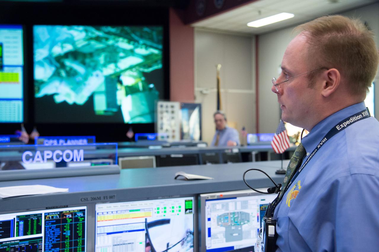 PHOTO DATE:  5-11-13 LOCATION:   Bldg. 30 - FCR-1 (30M/231) & 7 SUBJECT: Expedition 35 flight controllers during EVA to fix ammonia leak.  PHOTOGRAPHER: Lauren Harnett