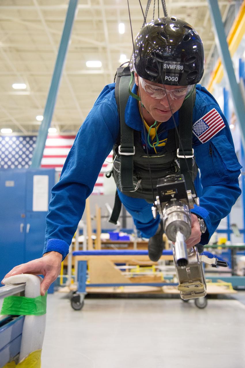 DATE: 5-14-13 LOCATION: Bldg. 9NE - POGO SUBJECT: Soyuz 39 (Expedition 40/41) crew members Reid Wiseman and Alexander Gerst during ISS EVA PGT/POGO (EVA ARGOS) training.  PHOTOGRAPHER: Lauren Harnett