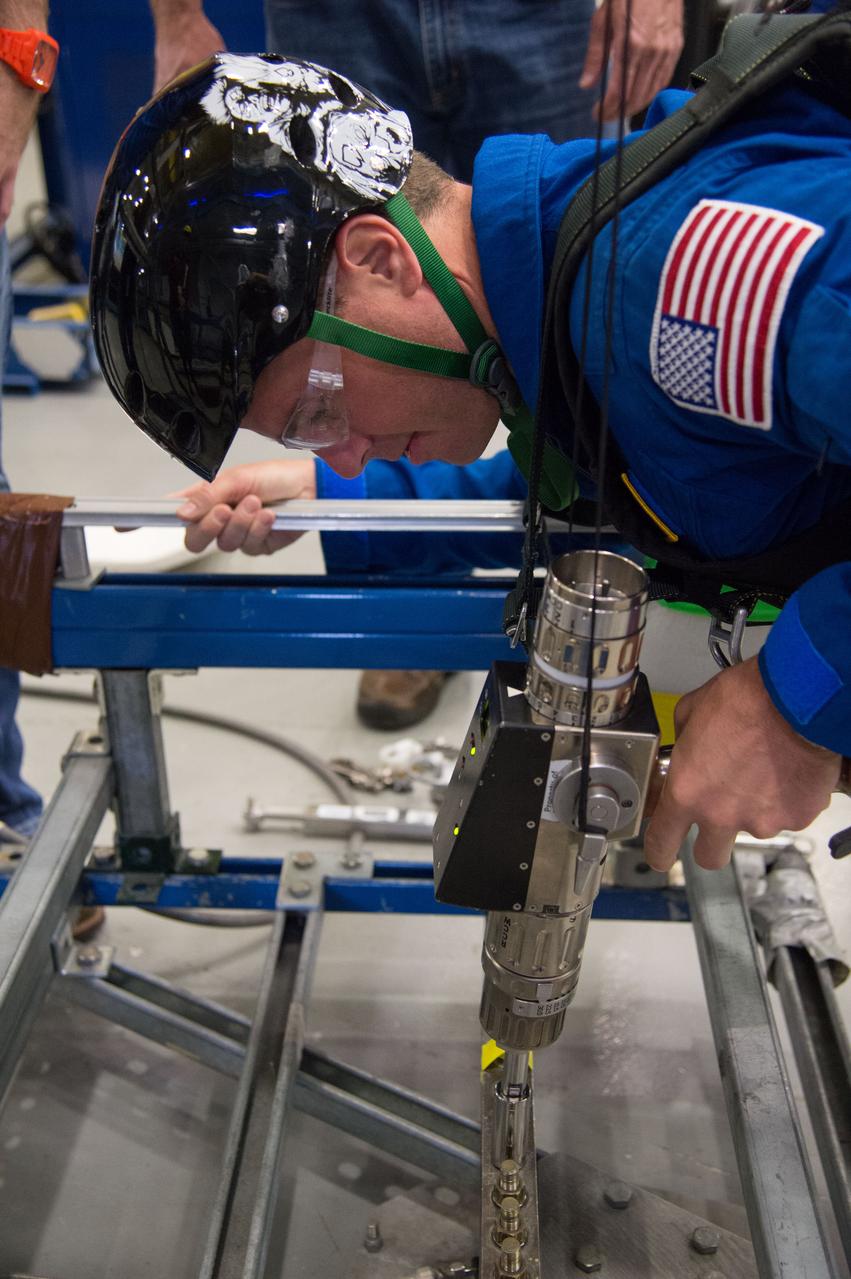 DATE: 5-14-13 LOCATION: Bldg. 9NE - POGO SUBJECT: Soyuz 39 (Expedition 40/41) crew members Reid Wiseman and Alexander Gerst during ISS EVA PGT/POGO (EVA ARGOS) training.  PHOTOGRAPHER: Lauren Harnett