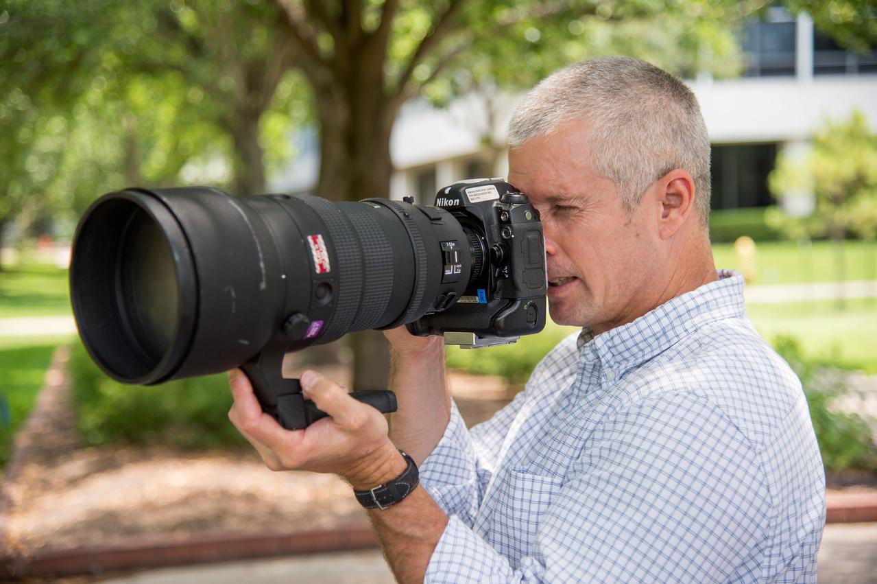 PHOTO DATE:   05-20-13 LOCATION: Bldg. 4south, Room  1303   SUBJECT: Soyuz 38 (Expedition 39/40) crew member Steve Swanson training on Nikon camera equipment and long lenses for External Photo Skills with instructor Paul Reichert. PHOTOGRAPHER: BILL STAFFORD