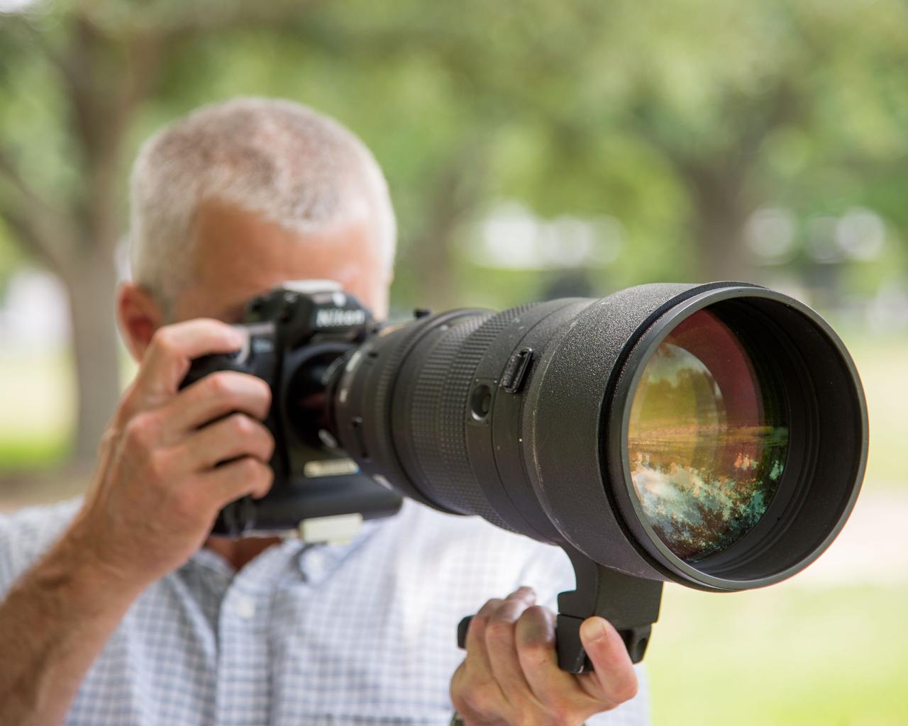 PHOTO DATE:   05-20-13 LOCATION: Bldg. 4south, Room  1303   SUBJECT: Soyuz 38 (Expedition 39/40) crew member Steve Swanson training on Nikon camera equipment and long lenses for External Photo Skills with instructor Paul Reichert. PHOTOGRAPHER: BILL STAFFORD
