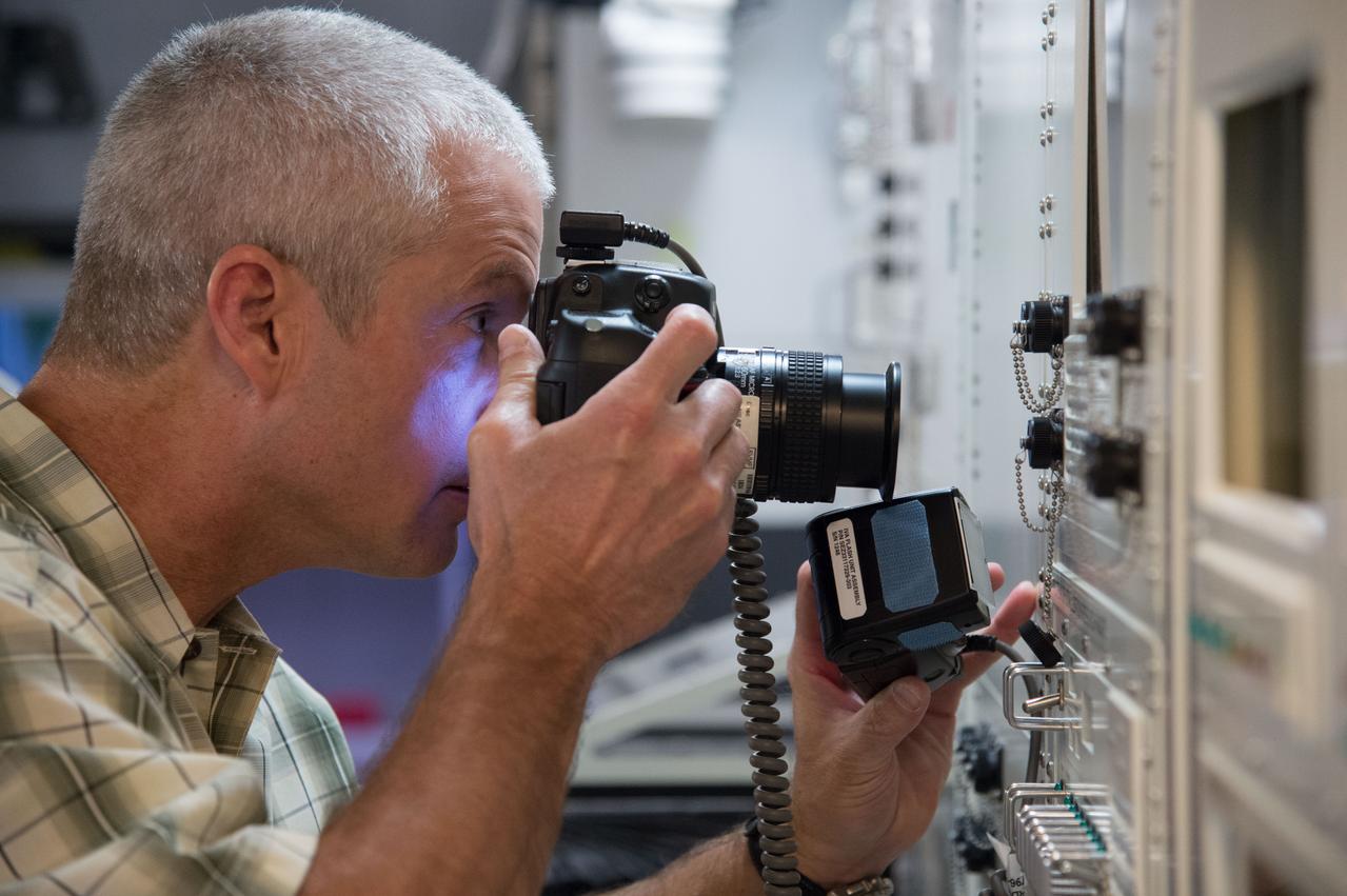 PHOTO DATE:   05-21-13 LOCATION: Bldg. 9NW - ISS Mockups   SUBJECT: Soyuz 38 (Expedition 39/40) crew member Steve Swanson training on Nikon camera equipment and lenses for Internal Photo Skills inside ISS mockups with instructor Paul Reichert PHOTOGRAPHER: BILL STAFFORD