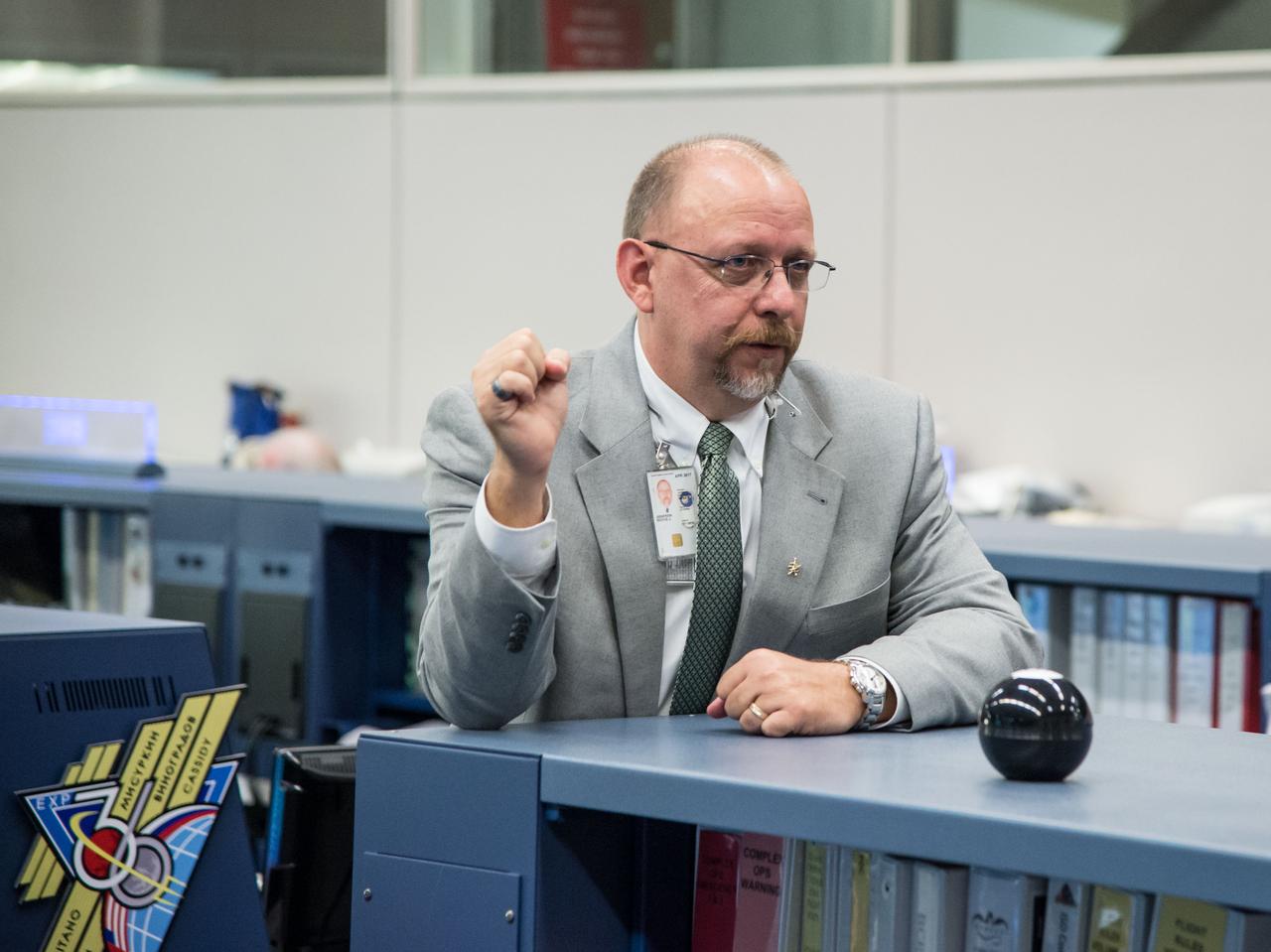 Date: 05-28-13 Location: Bldg 30, FCR-1 Subject: Expedition 36 flight controllers on console in FCR-1 during the approach and docking of Expedition 36/37 Flight Engineer Karen Nyberg of NASA, Soyuz Commander Fyodor Yurchikhin of the Russian Federal Space Agency (Roscosmos) and Flight Engineer Luca Parmitano of the European Space Agency to the International Space Station Photographer: James Blair/ NASA