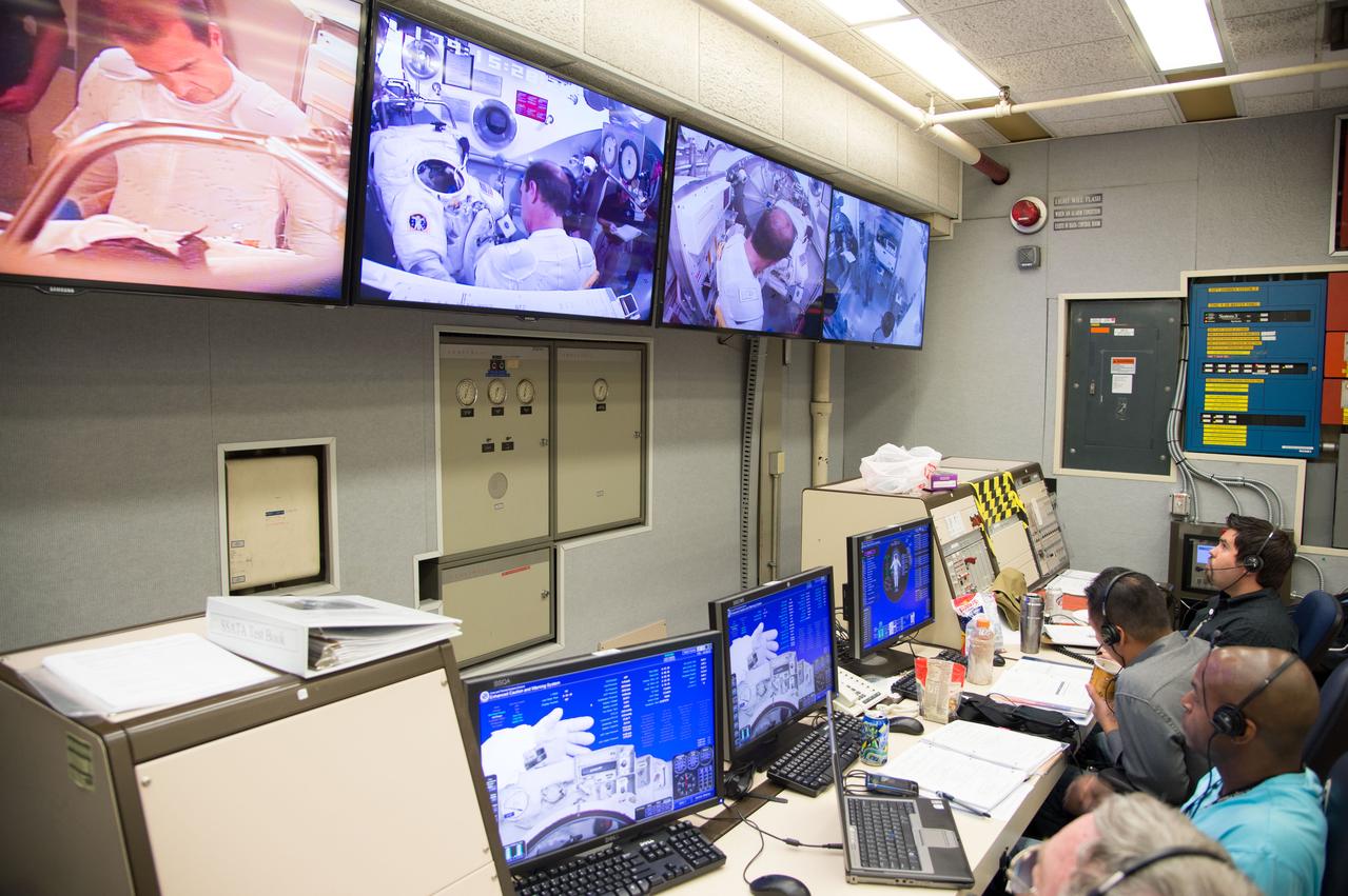 Date: 06-28-13 Location: Bldg 7, SSATA Subject: ISS-038 crew members a Rick Mastracchio and Koichi Wakata during SSATA crew training and EMU certification. Photographer: James Blair/ NASA