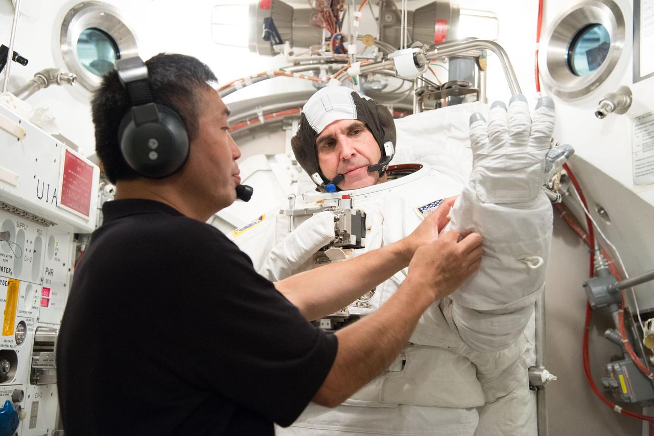 Date: 06-28-13 Location: Bldg 7, SSATA Subject: ISS-038 crew members a Rick Mastracchio and Koichi Wakata during SSATA crew training and EMU certification. Photographer: James Blair/ NASA