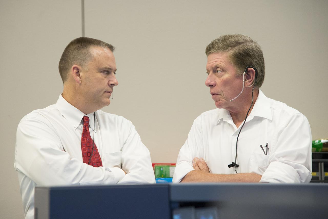 Date: 07-16-13 Location: Bldg 30 South, FCR-1 Subject: Expedition 36 ISS flight controllers on console during EVA #23 with Chris Cassidy and Luca Parmitano. Photographer: James Blair