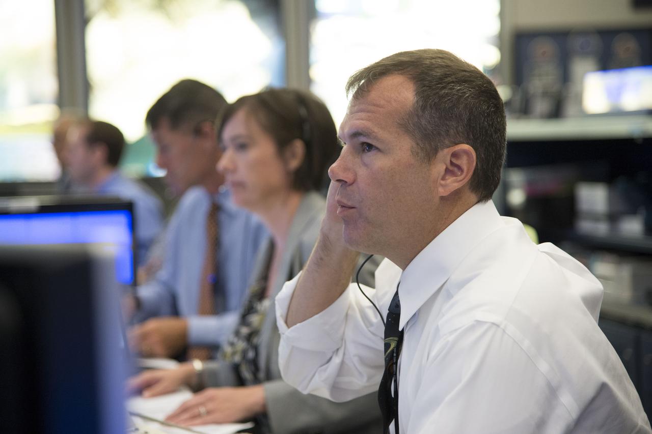 Date: 07-16-13 Location: Bldg 30 South, FCR-1 Subject:  Expedition 36 ISS flight controllers on console during EVA #23 with Chris Cassidy and Luca Parmitano. Photographer: James Blair