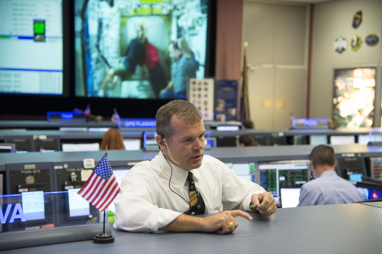 Date: 07-16-13 Location: Bldg 30 South, FCR-1 Subject: Expedition 36 ISS flight controllers on console during EVA #23 with Chris Cassidy and Luca Parmitano. Photographer: James Blair