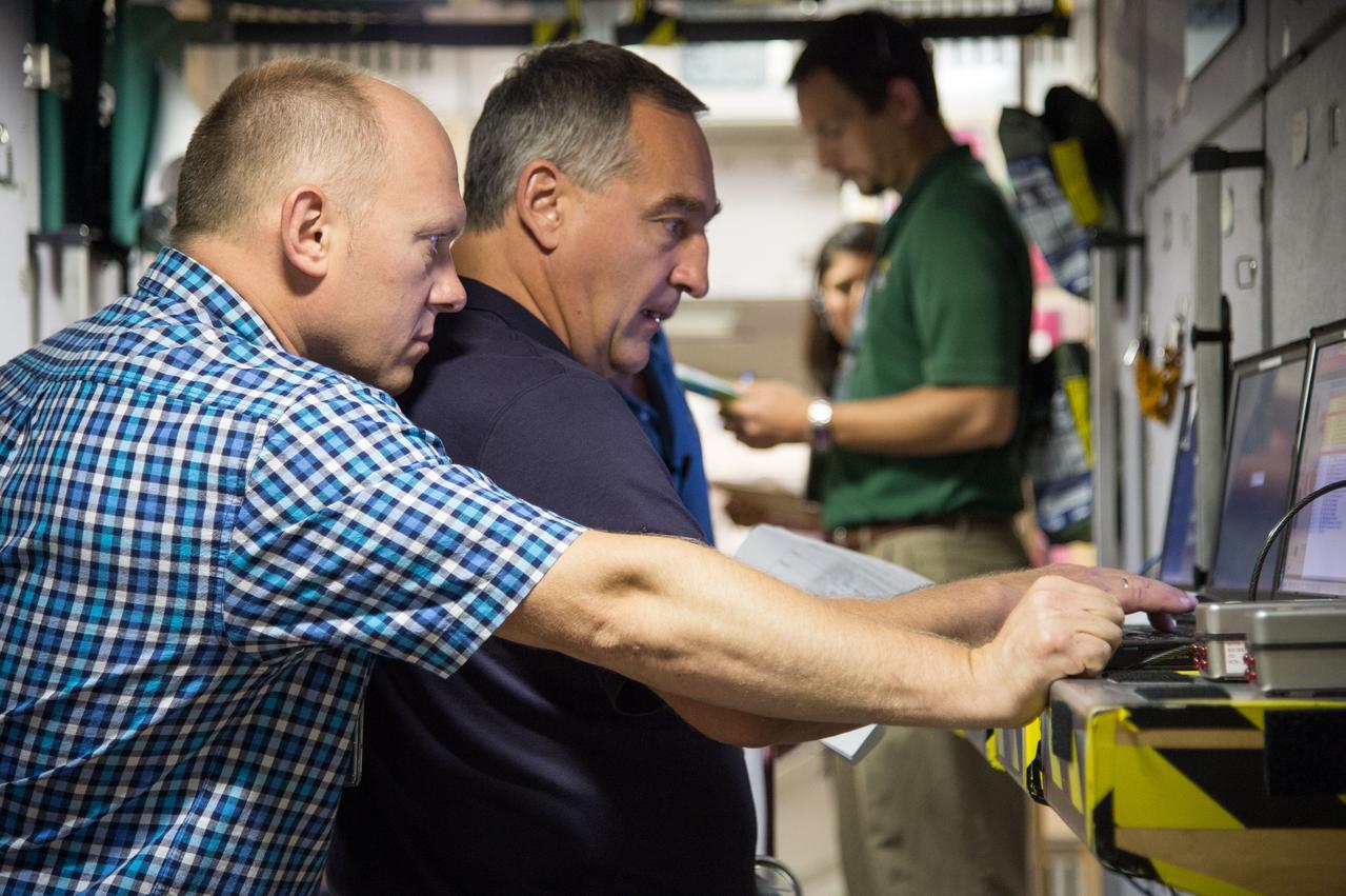 PHOTO DATE:  07-18-13 LOCATION:  Bldg. 9NW - ISS Mockups  SUBJECT: Expedition 38 crew's Emergency Scenarios Training in SVMTF's ISS Mockups. PHOTOGRAPHER: BILL STAFFORD