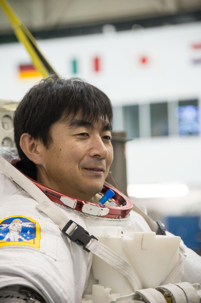 PHOTO DATE:  08-08-13 LOCATION:  NBL - Pool Topside SUBJECT: Expedition 44 crew members Kjell Lindren and Kimiya Yui (JAXA) during INC-44 ISS EVA Maintence PHOTOGRAPHER: BILL STAFFORD