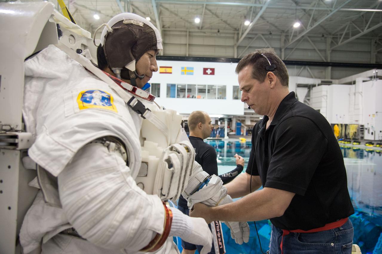PHOTO DATE:  08-08-13 LOCATION:  NBL - Pool Topside SUBJECT: Expedition 44 crew members Kjell Lindren and Kimiya Yui (JAXA) during INC-44 ISS EVA Maintence PHOTOGRAPHER: BILL STAFFORD