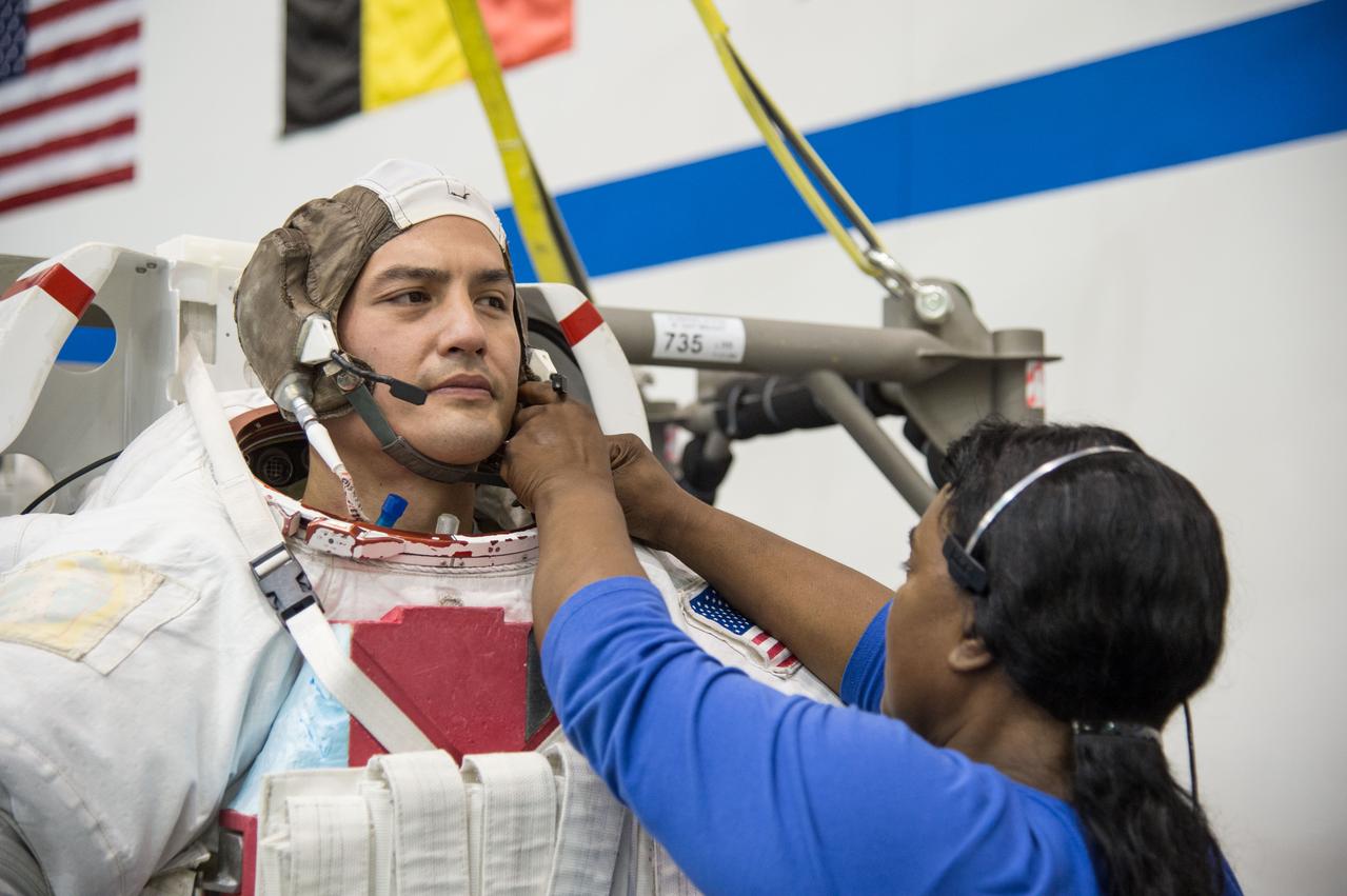 PHOTO DATE:  08-08-13 LOCATION:  NBL - Pool Topside SUBJECT: Expedition 44 crew members Kjell Lindren and Kimiya Yui (JAXA) during INC-44 ISS EVA Maintence PHOTOGRAPHER: BILL STAFFORD