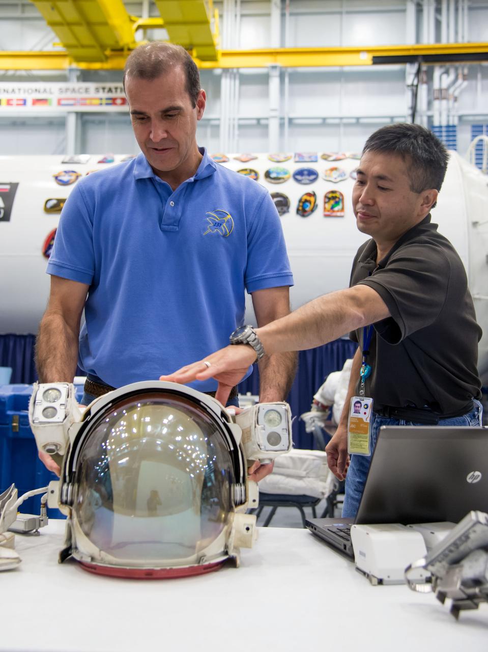 Date: 08-23-13 Location: Bldg 9NW, ISS Airlock Mockup Subject: Expedition 38 crew members Rick Mastracchio and Koichi Wakata during INC-38 ISS EVA Prep & Post #2 training in the ISS Airlock mockup with instructors Megan Murphey, Michael Dino and Tamara York. In addition, non-assigned astronaut Jeanette Epps is participating Photographer: James Blair