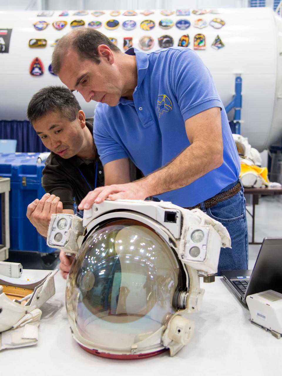 Date: 08-23-13 Location: Bldg 9NW, ISS Airlock Mockup Subject: Expedition 38 crew members Rick Mastracchio and Koichi Wakata during INC-38 ISS EVA Prep & Post #2 training in the ISS Airlock mockup with instructors Megan Murphey, Michael Dino and Tamara York. In addition, non-assigned astronaut Jeanette Epps is participating Photographer: James Blair