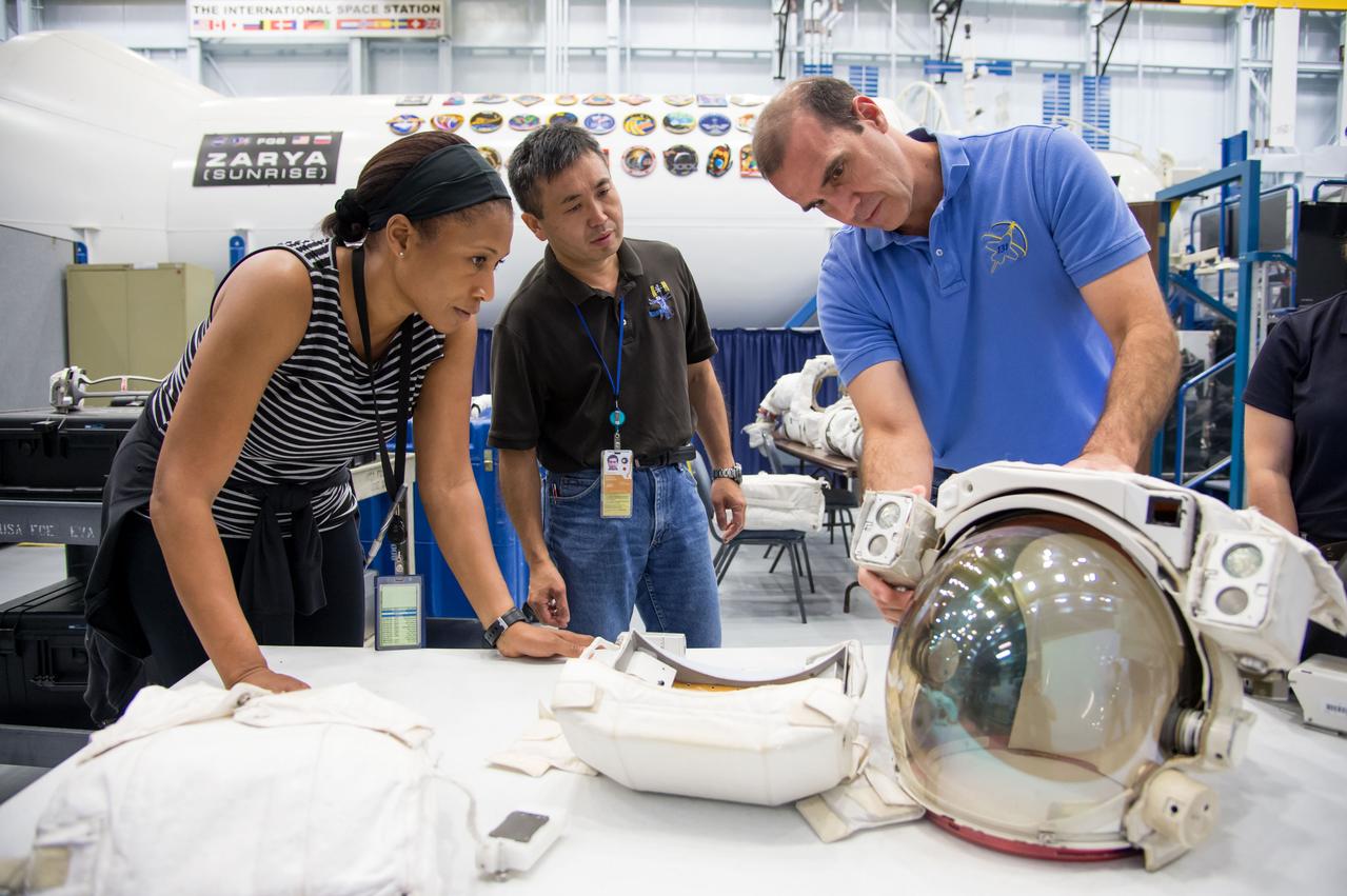 Date: 08-23-13 Location: Bldg 9NW, ISS Airlock Mockup Subject: Expedition 38 crew members Rick Mastracchio and Koichi Wakata during INC-38 ISS EVA Prep & Post #2 training in the ISS Airlock mockup with instructors Megan Murphey, Michael Dino and Tamara York. In addition, non-assigned astronaut Jeanette Epps is participating Photographer: James Blair