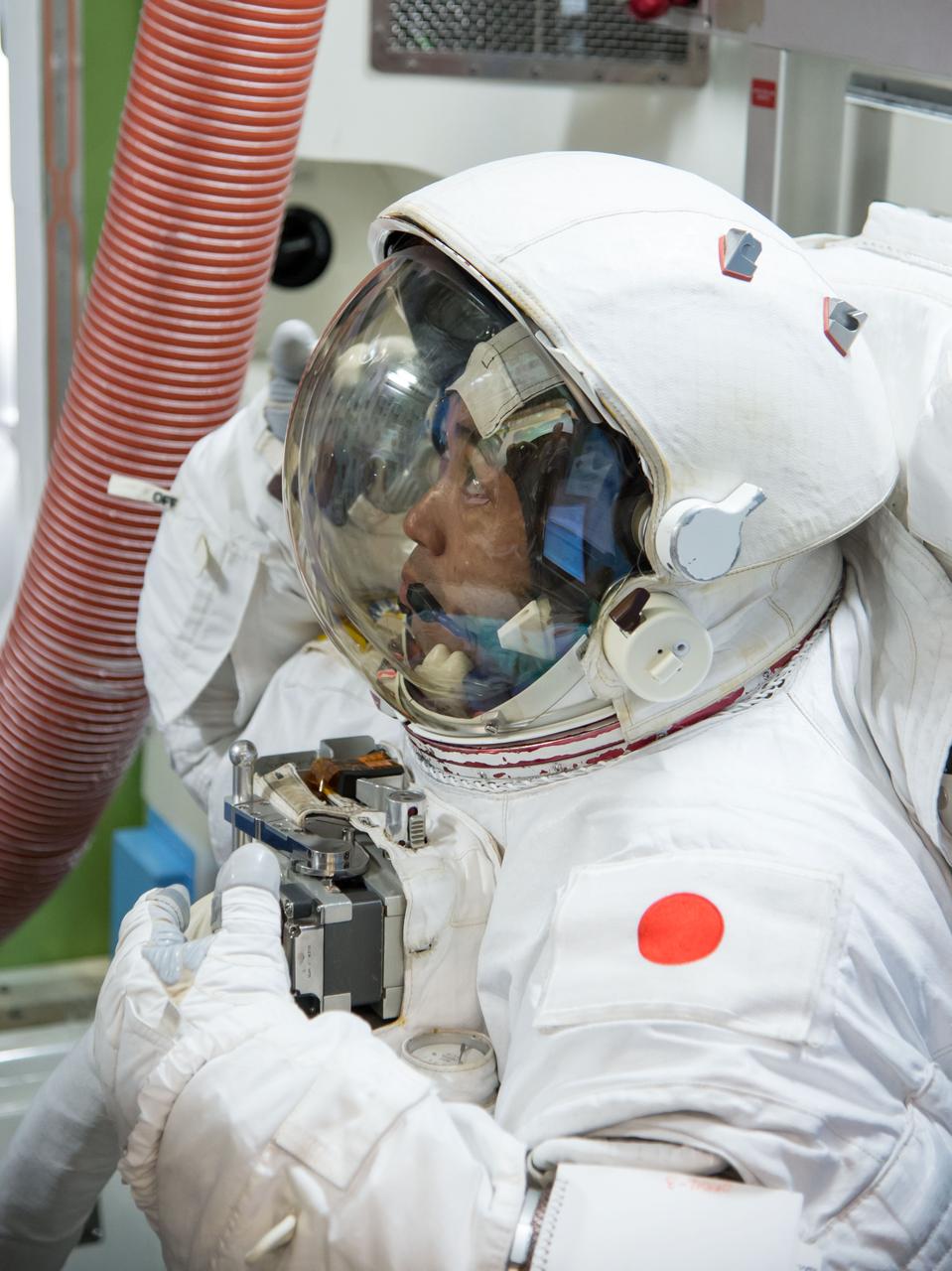 Date: 08-23-13 Location: Bldg 9NW, ISS Airlock Mockup Subject: Expedition 38 crew members Rick Mastracchio and Koichi Wakata during INC-38 ISS EVA Prep & Post #2 training in the ISS Airlock mockup with instructors Megan Murphey, Michael Dino and Tamara York. In addition, non-assigned astronaut Jeanette Epps is participating Photographer: James Blair