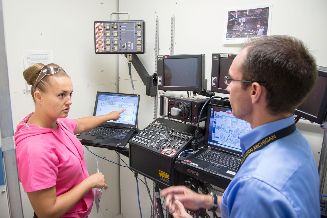 Date: 08-26-13 Location: Bldg 5, SSFT Subject: Soyuz 40 (Expedition 41/42) Russian cosmonaut Yelena Serova during MCS FF Rendezvous training in Bldg. 5, SSTF Photographer: James Blair