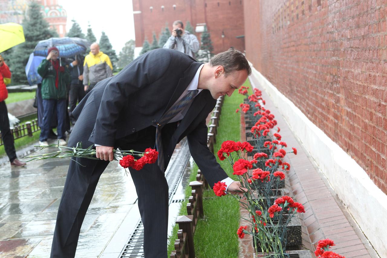 At the Kremlin Wall at Red Square in Moscow, Expedition 37/38 Flight Engineer Sergey Ryazanskiy lays flowers Sept. 6 in a traditional ceremony to honor Russian space icons who are interred there. Ryazanskiy, Soyuz Commander Oleg Kotov and Flight Engineer Michael Hopkins of NASA are preparing for their launch to the International Space Station from the Baikonur Cosmodrome in Kazakhstan on Sept. 26, Kazakh time, aboard the Soyuz TMA-10M spacecraft.  NASA/Stephanie Stoll