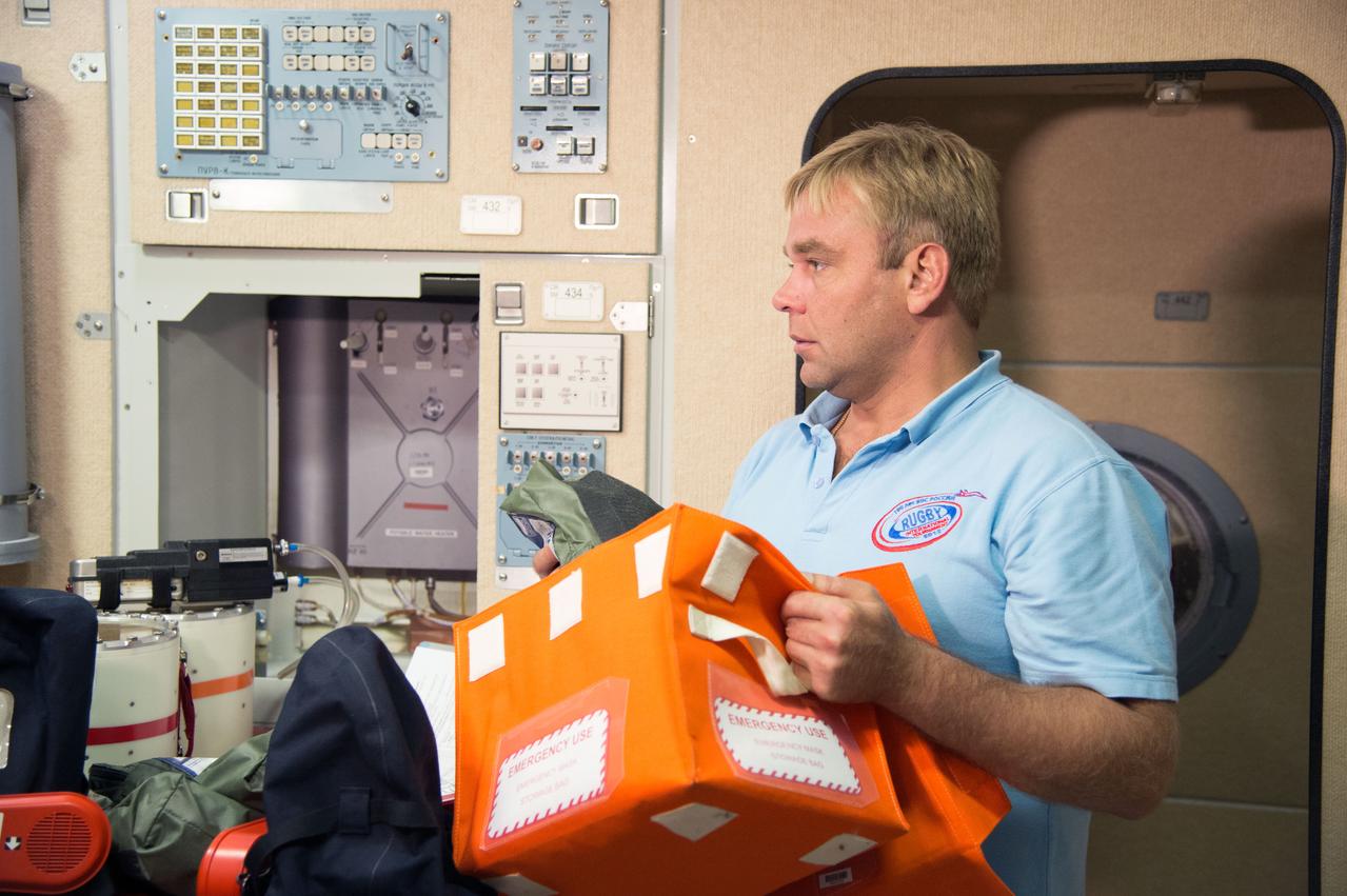 PHOTO DATE:  09-17-13 LOCATION: Bldg. 9NW - ISS Mockups   SUBJECT: Expedition 40/41 emergency scenario crew training with crew members Maxim Suraev, Alexander Gerst and Reid Wiseman. PHOTOGRAPHER: BILL STAFFORD