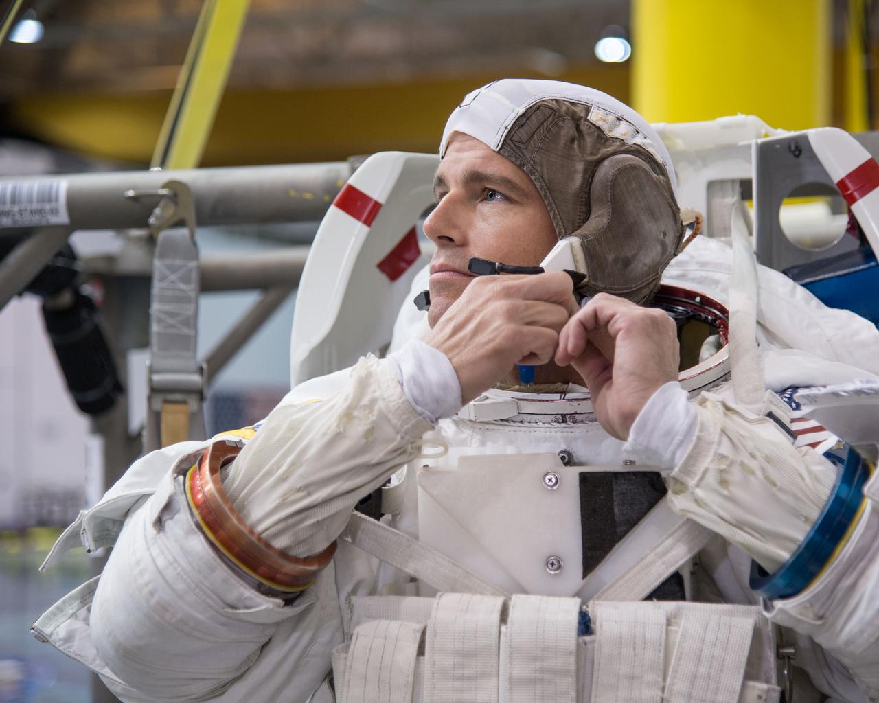 PHOTO DATE:  09-17-13 LOCATION: NBL - Pool Topside  SUBJECT: Expedition 40/41 crew members Greg Wiseman and Alexander Gerst during pre-dive briefing, preparations and suitup, then lowering into the water. PHOTOGRAPHER: BILL STAFFORD