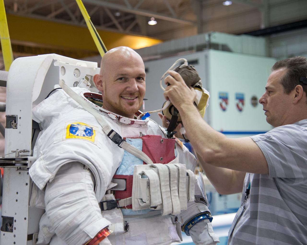 PHOTO DATE:  09-17-13 LOCATION: NBL - Pool Topside  SUBJECT: Expedition 40/41 crew members Greg Wiseman and Alexander Gerst during pre-dive briefing, preparations and suitup, then lowering into the water. PHOTOGRAPHER: BILL STAFFORD