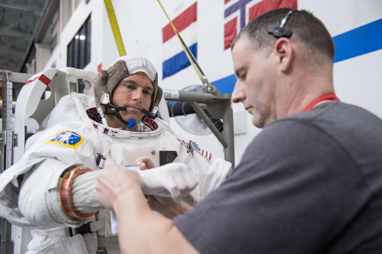 PHOTO DATE:  09-17-13 LOCATION: NBL - Pool Topside  SUBJECT: Expedition 40/41 crew members Greg Wiseman and Alexander Gerst during pre-dive briefing, preparations and suitup, then lowering into the water. PHOTOGRAPHER: BILL STAFFORD