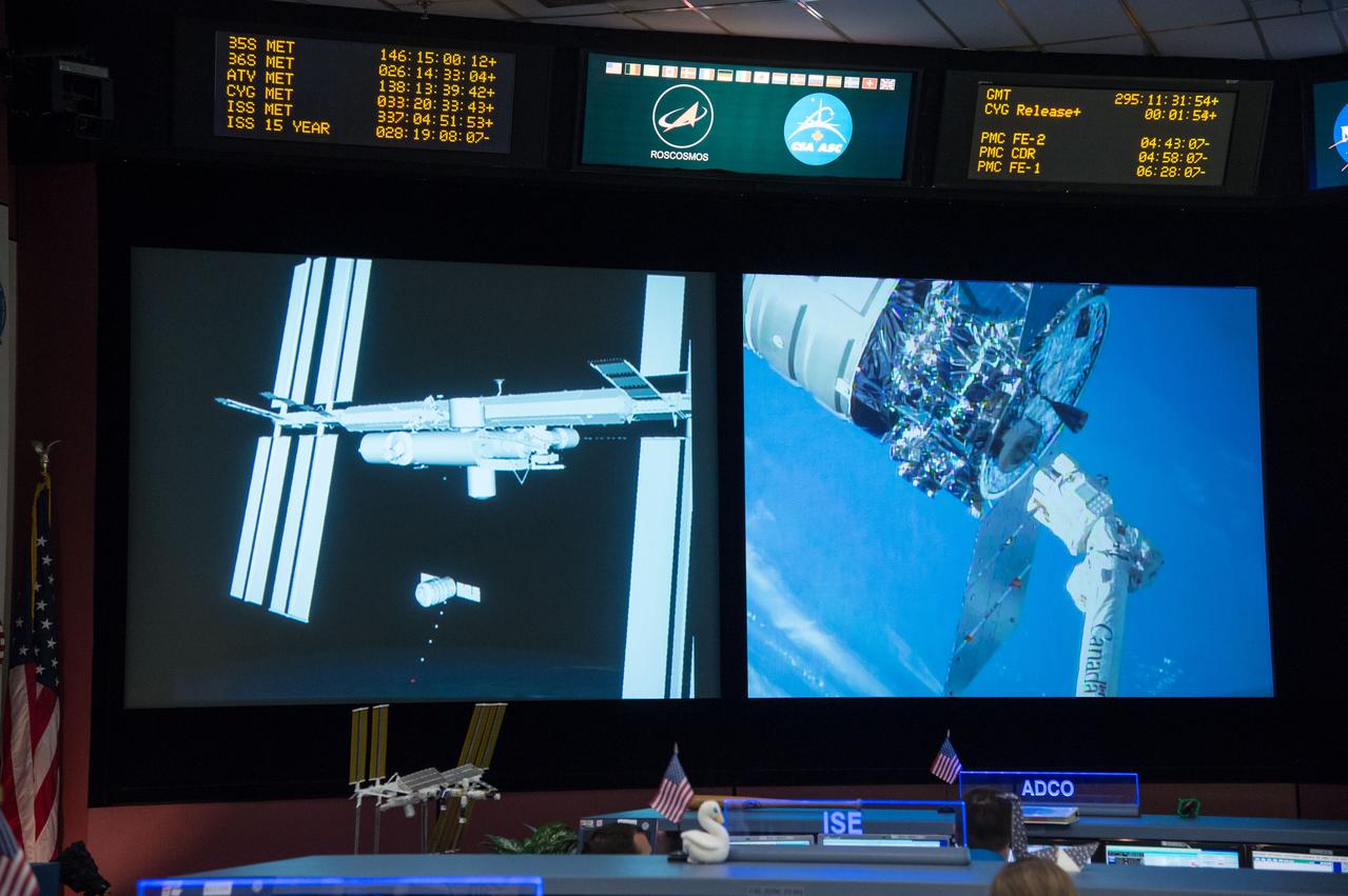  PHOTO DATE: 10-22-13 LOCATION: Bldg. 30 - FCR-1 (30M/231) SUBJECT: Expedition 37 flight controllers on console with Flight Director Courtenay McMillan during grapple and unberthing of the Orbital Sciences/Cygnus cargo ship from the nadir port of the Harmony module on ISS. PHOTOGRAPHER: BILL STAFFORD