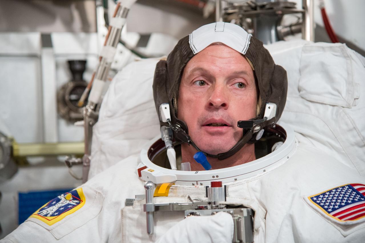 Date: 10-24-13 Location: Bldg 7, SSATA Subject: Support for SSATA Crew Training & Certification - ISS Increment 39 Crew Member Steve Swanson Photograher: James Blair