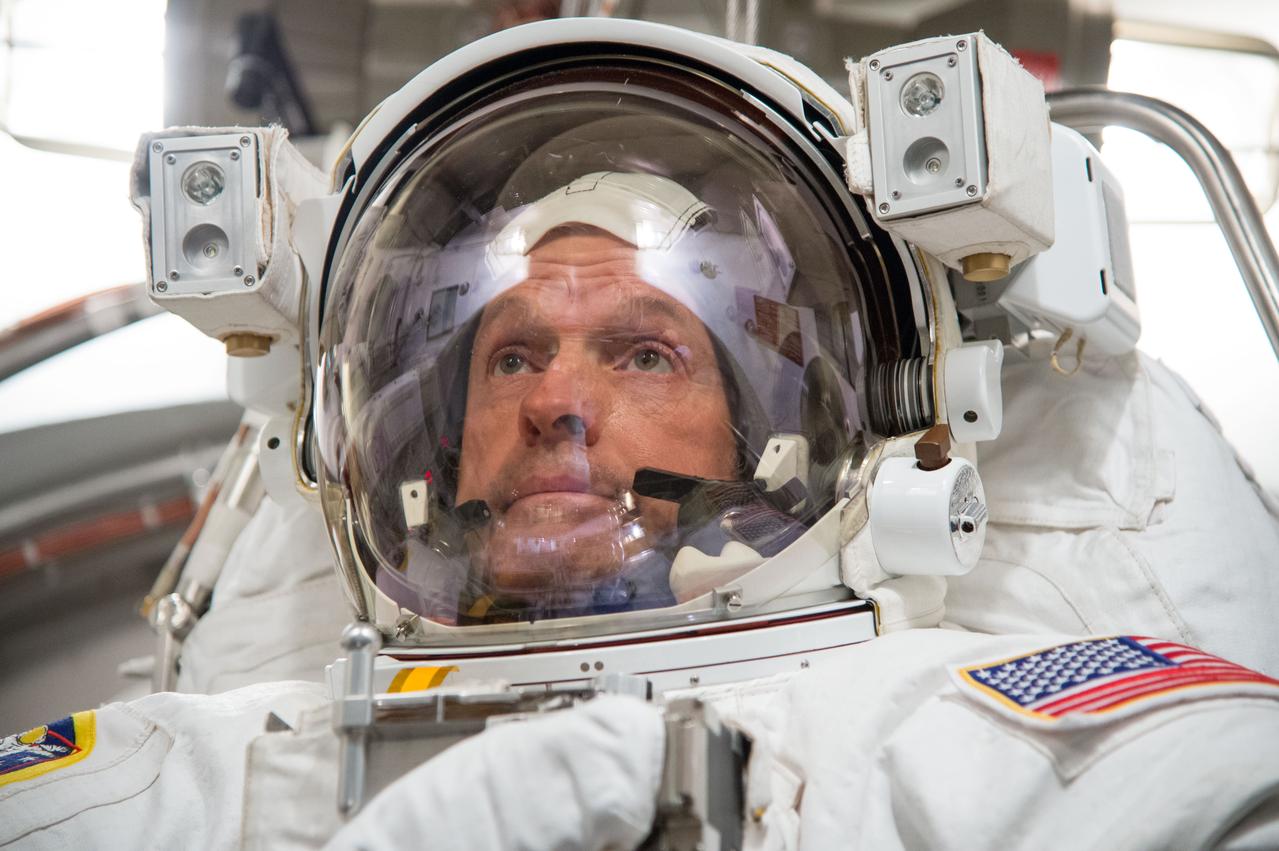 Date: 10-24-13 Location: Bldg 7, SSATA Subject: Support for SSATA Crew Training & Certification - ISS Increment 39 Crew Member Steve Swanson Photograher: James Blair