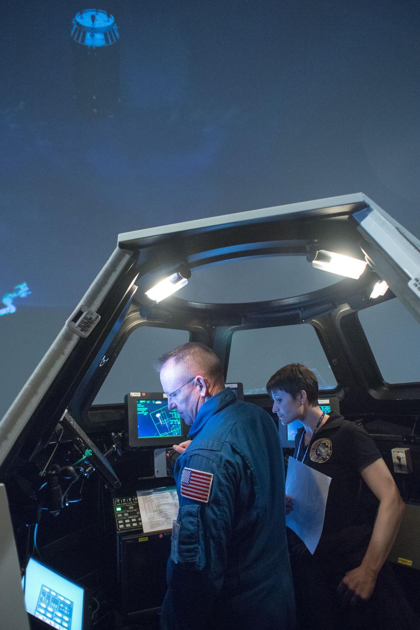 DATE: 10-25-13 LOCATION: Bldg 16, Rm 1040 SUBJECT: Expedition 42/43 crew members Samantha Cristoforetti, Barry Wilmore, Terry Virts during FF T&C/R Mini Sim 1 in the SES Alpha Cupola trainer. PHOTOGRAPHER: Lauren Harnett