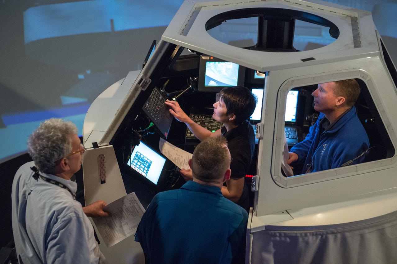 DATE: 10-25-13 LOCATION: Bldg 16, Rm 1040 SUBJECT: Expedition 42/43 crew members Samantha Cristoforetti, Barry Wilmore, Terry Virts during FF T&C/R Mini Sim 1 in the SES Alpha Cupola trainer. PHOTOGRAPHER: Lauren Harnett