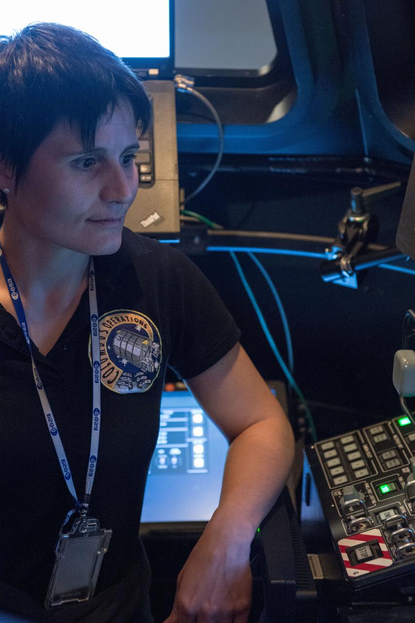 DATE: 10-25-13 LOCATION: Bldg 16, Rm 1040 SUBJECT: Expedition 42/43 crew members Samantha Cristoforetti, Barry Wilmore, Terry Virts during FF T&C/R Mini Sim 1 in the SES Alpha Cupola trainer. PHOTOGRAPHER: Lauren Harnett