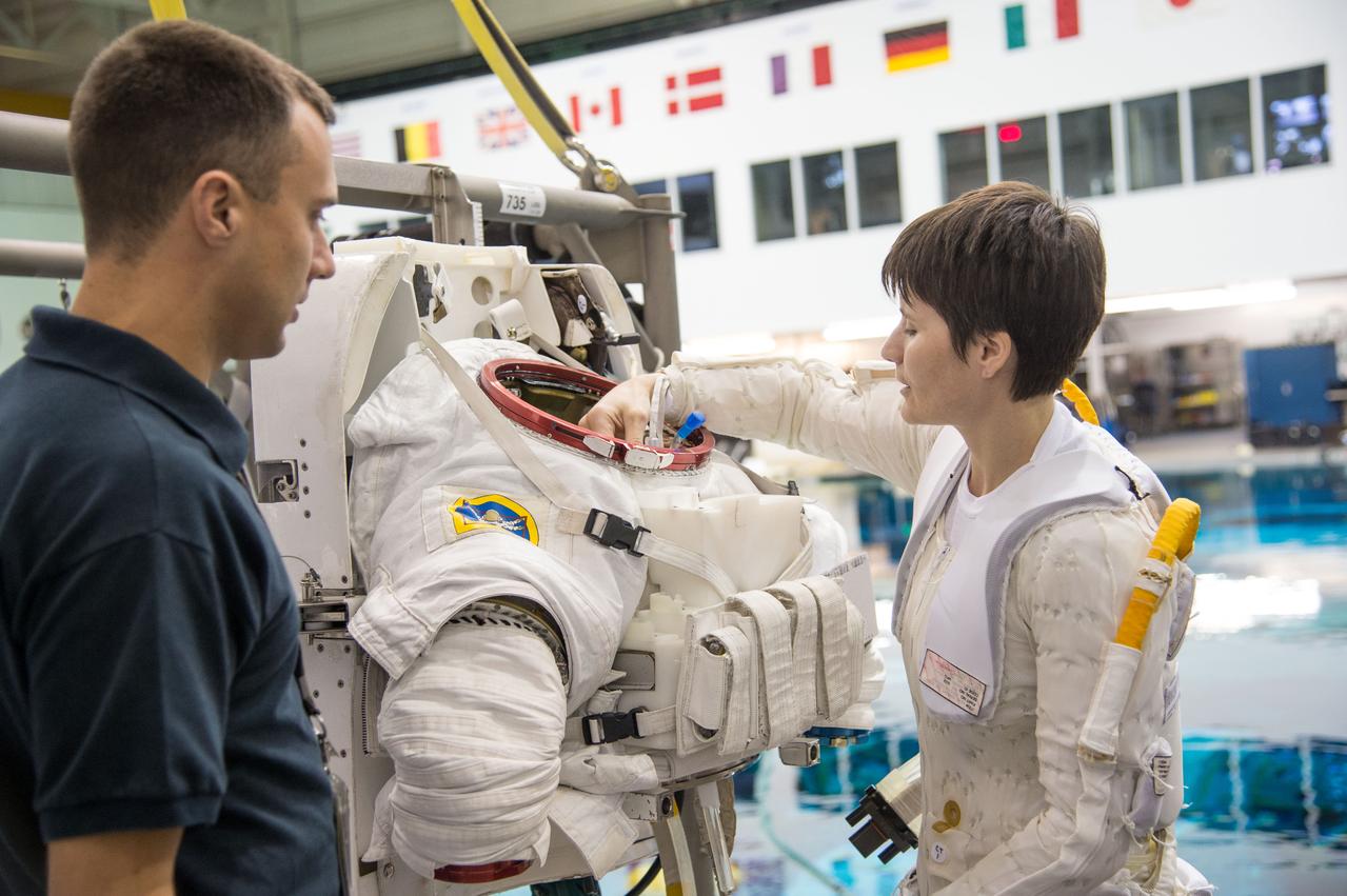 PHOTO DATE:   10-28-13 LOCATION:    NBL - Pool Topside SUBJECT: Expedition 42/43 crew training at the NBL with Scott Kelly and Samantha Cristoforetti during ISS EVA Maintenance 2 PRF. PHOTOGRAPHER:  BILL STAFFORD