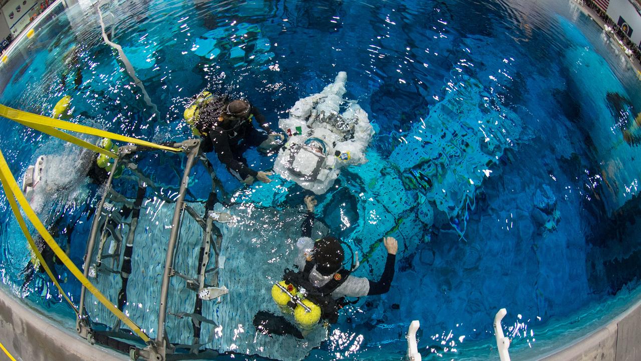 PHOTO DATE: 10-28-13 LOCATION: NBL - Pool Topside SUBJECT: Expedition 42/43 crew training at the NBL with Scott Kelly and Samantha Cristoforetti during ISS EVA Maintenance 2 PRF. PHOTOGRAPHER: BILL STAFFORD