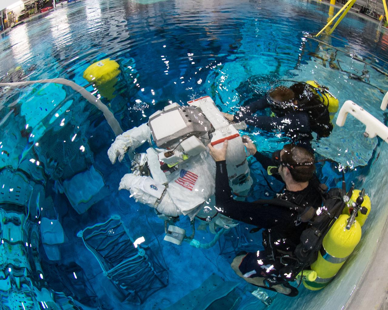 PHOTO DATE: 10-28-13 LOCATION: NBL - Pool Topside SUBJECT: Expedition 42/43 crew training at the NBL with Scott Kelly and Samantha Cristoforetti during ISS EVA Maintenance 2 PRF. PHOTOGRAPHER: BILL STAFFORD