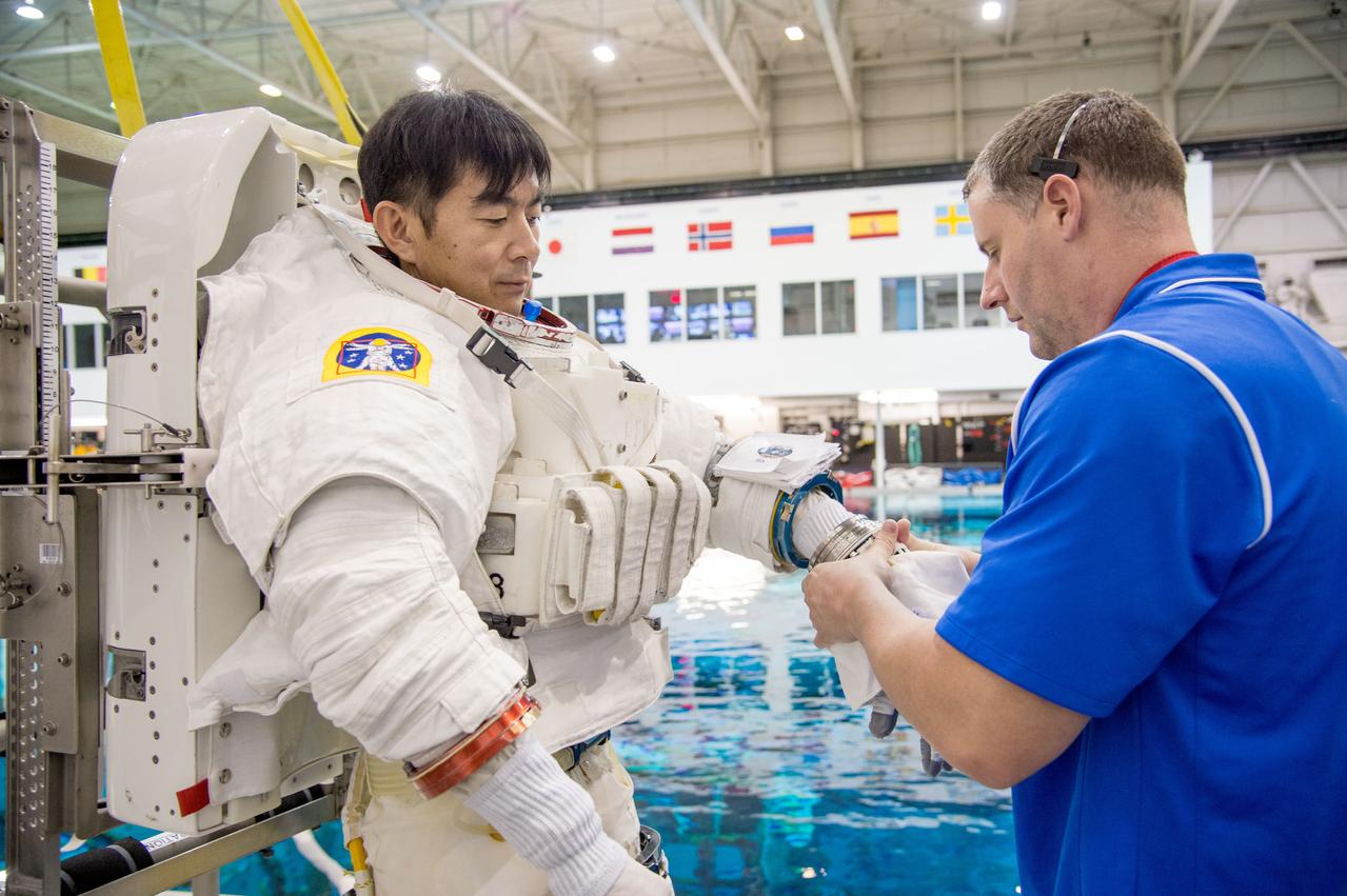 Expedition 44/45 crew training with NASA Astronaut Kjell Lindgren and JAXA Astronaut Kimiya Yui during INC 44 ISS EVA Maintenance 2 with IV Scott Kelly.  Photo Date: December 6, 2013.  Location: NBL - Pool Topside.  Photographer: Robert Markowitz 