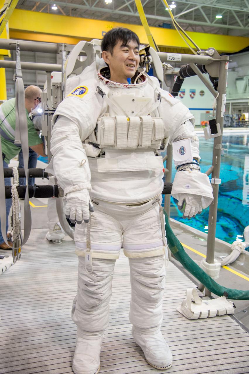 Expedition 44/45 crew training with NASA Astronaut Kjell Lindgren and JAXA Astronaut Kimiya Yui during INC 44 ISS EVA Maintenance 2 with IV Scott Kelly.  Photo Date: December 6, 2013.  Location: NBL - Pool Topside.  Photographer: Robert Markowitz 