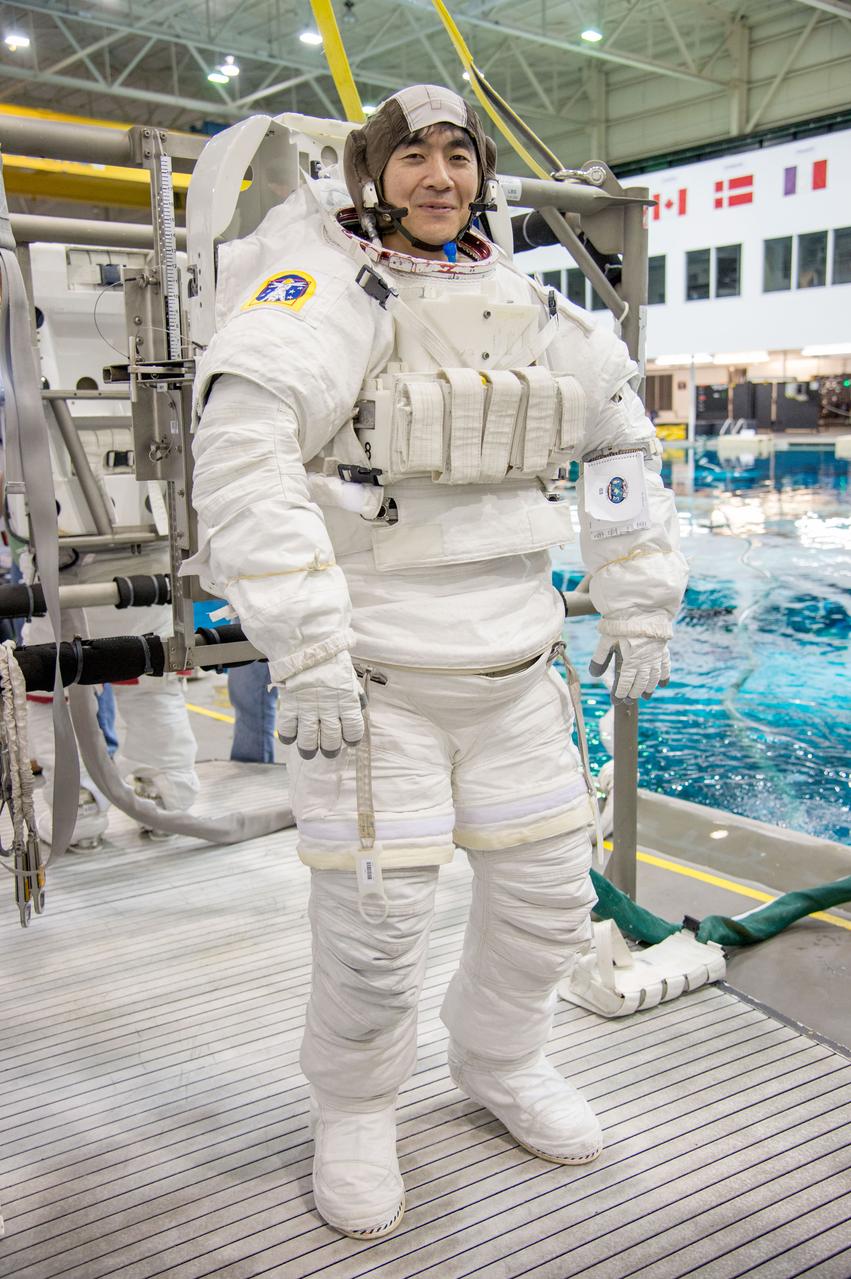 Expedition 44/45 crew training with NASA Astronaut Kjell Lindgren and JAXA Astronaut Kimiya Yui during INC 44 ISS EVA Maintenance 2 with IV Scott Kelly.  Photo Date: December 6, 2013.  Location: NBL - Pool Topside.  Photographer: Robert Markowitz 