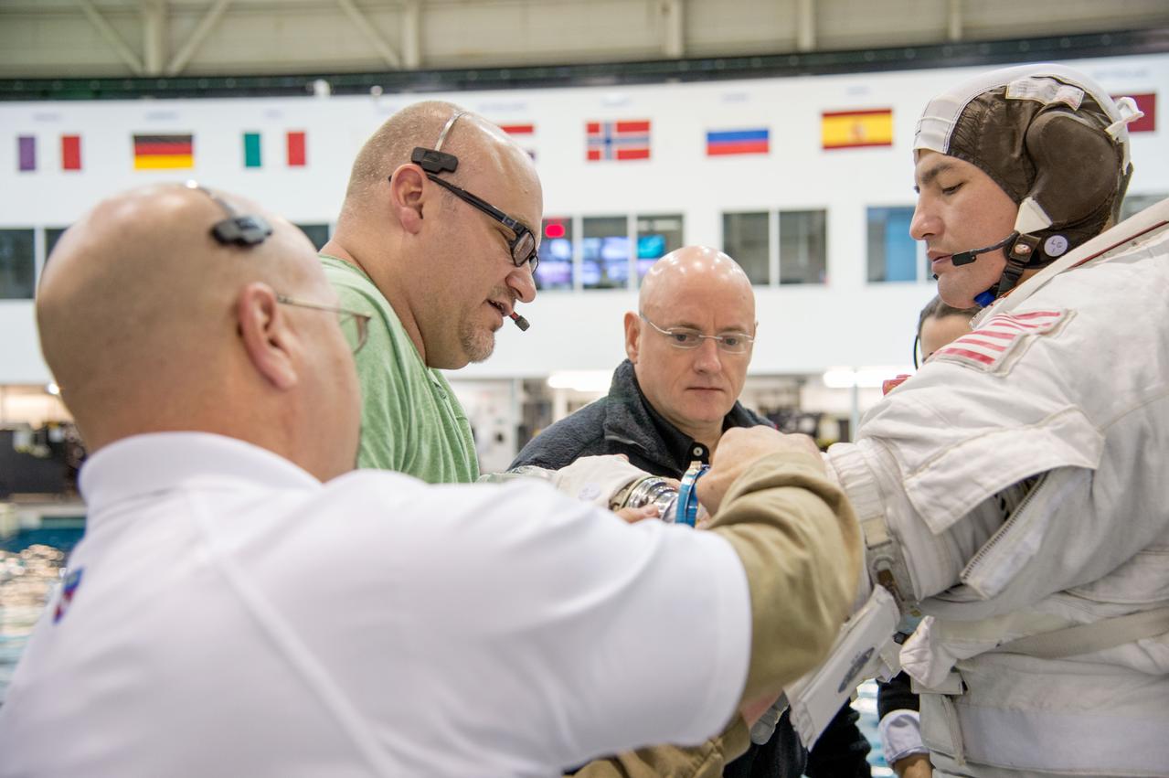 Expedition 44/45 crew training with NASA Astronaut Kjell Lindgren and JAXA Astronaut Kimiya Yui during INC 44 ISS EVA Maintenance 2 with IV Scott Kelly.  Photo Date: December 6, 2013.  Location: NBL - Pool Topside.  Photographer: Robert Markowitz 