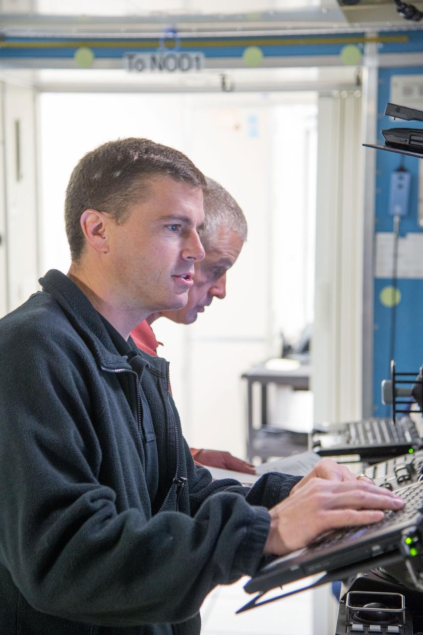 Date: 12-06-13 Location: Bldg 5, SSTF Subject: Expedition 40 crew members Steve Swanson, Greg Wiseman and Alexander Gerst during EPS MAJOR CASE B training in SSTF with instructor Jessica Newman Photographer: James Blair