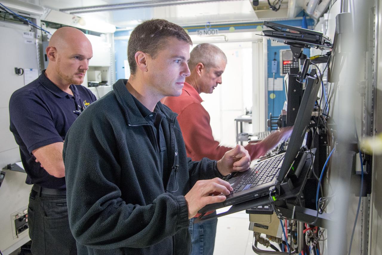 Date: 12-06-13 Location: Bldg 5, SSTF Subject: Expedition 40 crew members Steve Swanson, Greg Wiseman and Alexander Gerst during EPS MAJOR CASE B training in SSTF with instructor Jessica Newman Photographer: James Blair