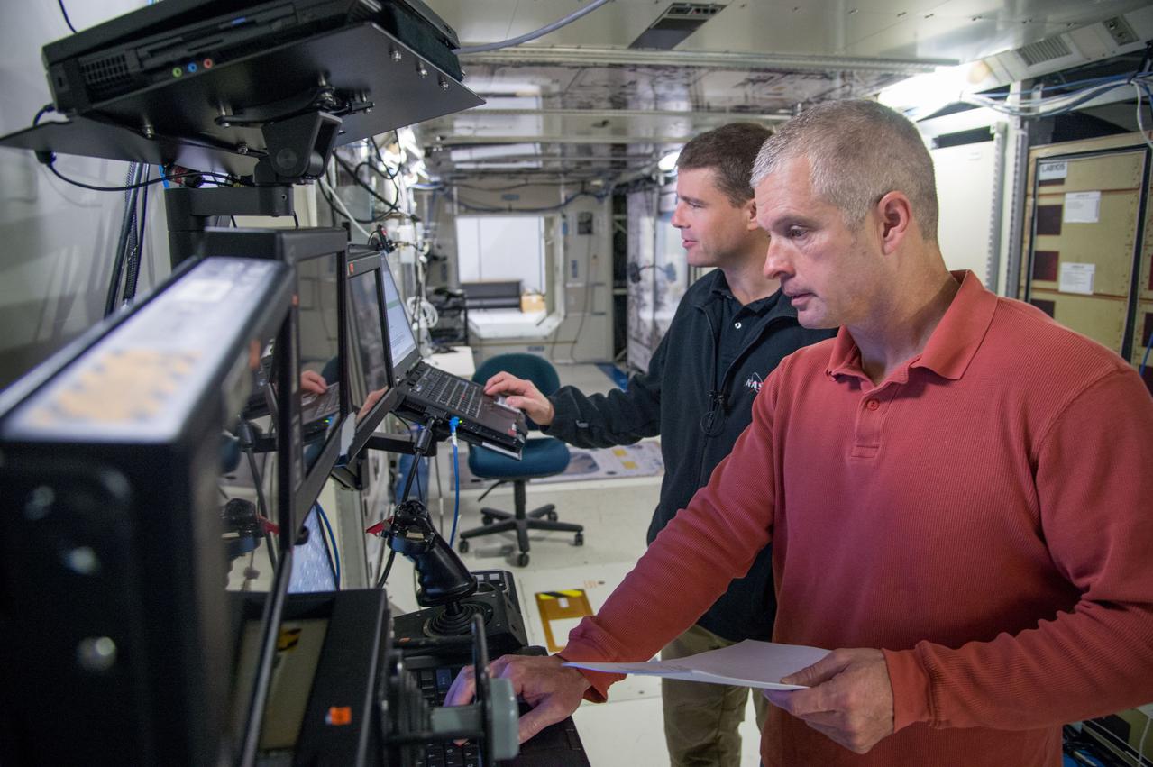 Date: 12-06-13 Location: Bldg 5, SSTF Subject: Expedition 40 crew members Steve Swanson, Greg Wiseman and Alexander Gerst during EPS MAJOR CASE B training in SSTF with instructor Jessica Newman Photographer: James Blair